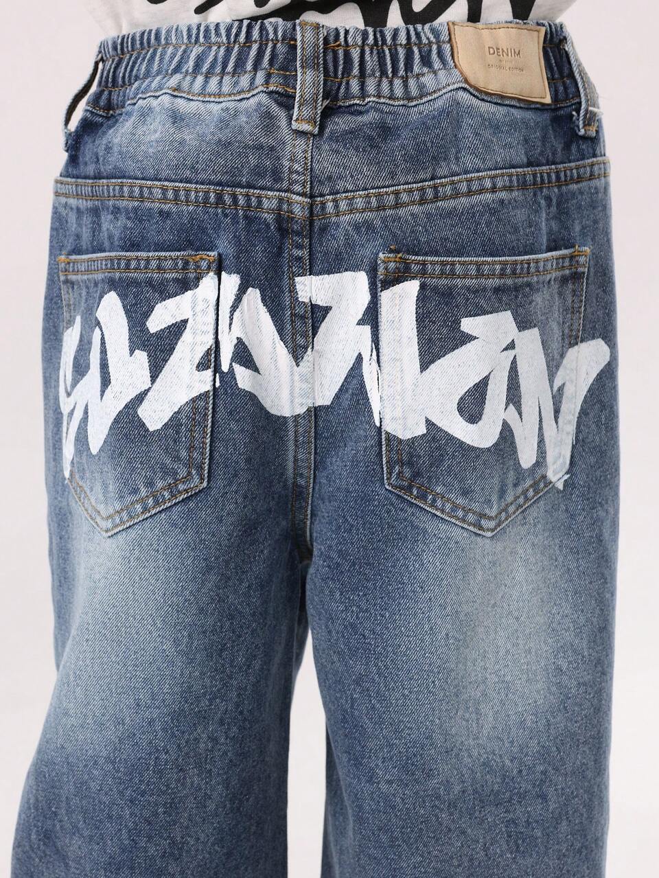 Calça Denim larga e larga com estampa nas costas