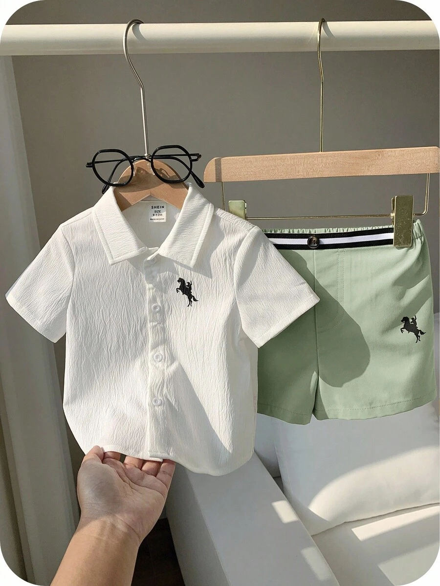 SHEIN 2件套男婴野马印花 Polo 领短袖开衫上衣和松紧腰短裤