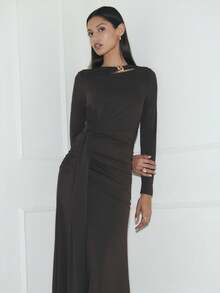 Nöista 优雅的黑色长连衣裙，采用不对称领口和褶皱腰部设计；是女士春假服装中精致现代的单品，非常适合感恩节晚餐、女士生日派对和优雅的庆祝活动。