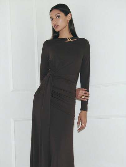 Nöista 优雅的黑色长连衣裙，采用不对称领口和褶皱腰部设计；是女士春假服装中精致现代的单品，非常适合感恩节晚餐、女士生日派对和优雅的庆祝活动。