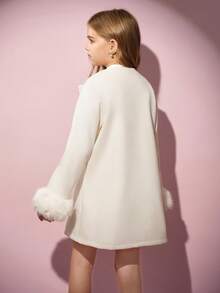 这款优雅简约的少女外套，配有毛绒袖口、珍珠装饰纽扣和胸前蝴蝶结，适合上学、通勤、旅行、外出等场合，可搭配长袖毛衣、裤子或裙子。