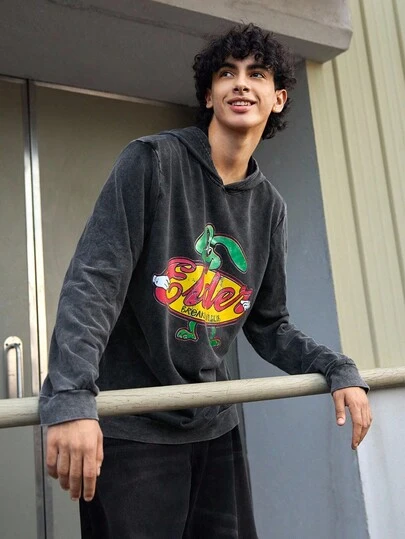 Open Phase STONE DISTRICT 男士字母和卡通印花长袖做旧复古连帽衫，图案运动衫，学院风、秋季、冬季连帽衫