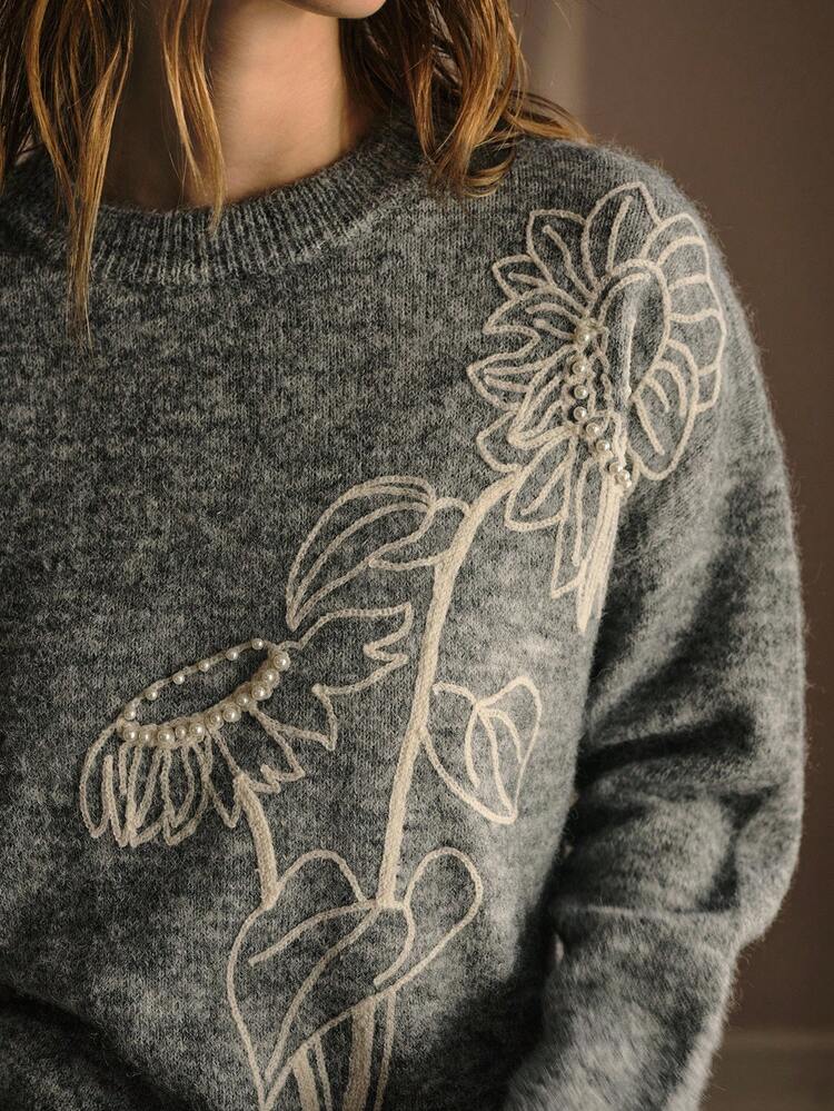 Maglione con spalle a goccia e ricamo floreale