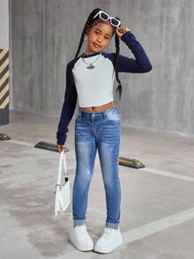 青少年女孩破洞牛仔裤，时尚休闲洗水蓝色牛仔裤，磨损下摆，卷边袖口，弹力紧身版型，适合上学和日常穿着 - 中等水洗藍 - 查看 5