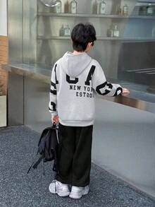 SHEIN Lässiges koreanisches Stil Outfit für Tween Jungen, bestehend aus weiter Kapuzenjacke mit Buchstaben-Grafik und Hose mit elastischem Bund, geeignet für Herbst/Frühling, Outdoor, Schule, Straßenmode, Partys und Lässig