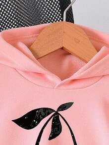 SHEIN Playful Pals Conjunto de sudadera con capucha de manga larga con estampado de cerezas, cómodo y versátil, adecuado para otoño/invierno/primavera. Ligero y cómodo, ideal para capas de otoño, uso casual de moda, vuelta al colegio, reuniones, picnics al aire libre, fotografía callejera, campus, festivales, regalos - Rosa - Ver 3