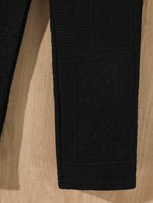 SHEIN 2 件青少年男孩休闲百搭贴花 V 领短袖 T 恤和直筒纯色针织裤套装，适合上学、运动、旅行和度假 - 黑色 - 查看 5