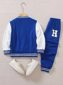 SHEIN Genkimix Kids 2 件/套男孩学院风服装：黑色针织上衣，白色袖子，大字母“M”印花，搭配印花运动裤，罗纹领口、袖口和下摆，松紧腰身，穿着舒适，休闲运动外观，适合春秋季节、日常穿着、上学、旅行 - 藍色 - 查看 2