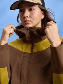 In My Nature Jaket Hujan Luar Ruangan Wanita Lengan Panjang dengan Resleting Depan dan Tudung, Warna Kontras - Coklat - View 1