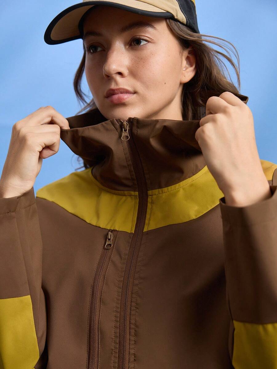 In My Nature Jaket Hujan Luar Ruangan Wanita Lengan Panjang dengan Resleting Depan dan Tudung, Warna Kontras - Coklat - View 1