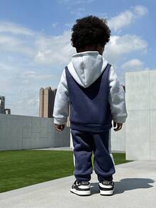 SHEIN 2pcs/Set Baby Boys Navy Blue Autumn Casual Page Boy Back-To-School Outfit,Letter "A" Print Button Sweatshirt Jacket & Colorblock Pants Tracksuit Set - Royal Blue - View 2