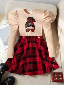 SHEIN 青少年女孩休闲优雅合身插肩袖卡通肖像印花女孩印花圆领修身套头 T 恤和配套红黑格子荷叶边下摆金属纽扣装饰 A 字裙 2 件套，适合万圣节、圣诞节、新年、休闲、学校、派对 - 卡其色 - 查看 2