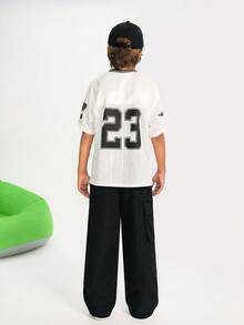 SHEIN 青少年男孩图形数字和字母印花篮球球衣 T 恤上衣和黑色工装口袋裤两件套休闲街头套装假日服装 - 黑與白 - 查看 2