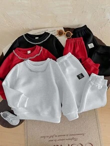 SHEIN 6 件套年轻男童休闲圆领运动衫和印花运动裤套装，高性价比，包含 1 条金属项链配饰，适合户外玩耍、街头摄影、派对、返校、生日、迎婴派对、节日派对、秋冬，羊毛，加厚 - 紅色 - 查看 3