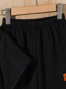 SHEIN 2 件青少年男孩休闲百搭贴花 V 领短袖 T 恤和直筒纯色针织裤套装，适合上学、运动、旅行和度假 - 黑色 - 查看 6