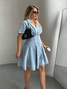 Auralis Vestido midi de mezclilla talla grande con mangas cortas caídas en los hombros y bajo acampanado - Lavado ligero - Ver 4