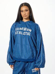 SUMWON WOMEN 条纹超大连帽衫，配有抽绳和中央口袋，运动风印花 - 藍色 - 查看 4