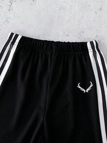 SHEIN Genkimix Kids Conjunto de verano para niño preadolescente con camiseta de manga corta con rayas laterales y pantalón deportivo