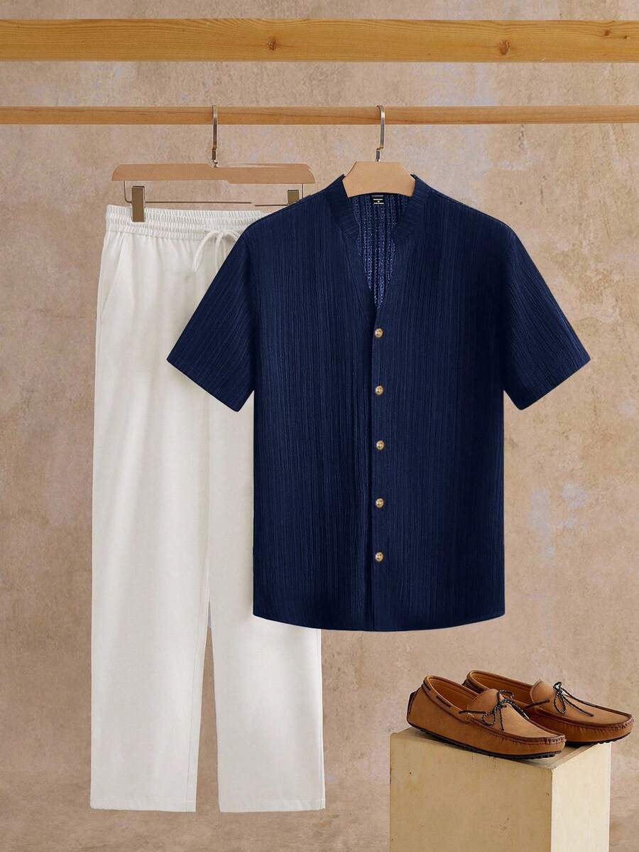 Manfinity NXTstreet 2 件套男士休闲 V 领和立领短袖梭织衬衫和裤子套装，夏季服装，欧洲度假服装，舒适服装 - 藏蓝色 - 查看 1