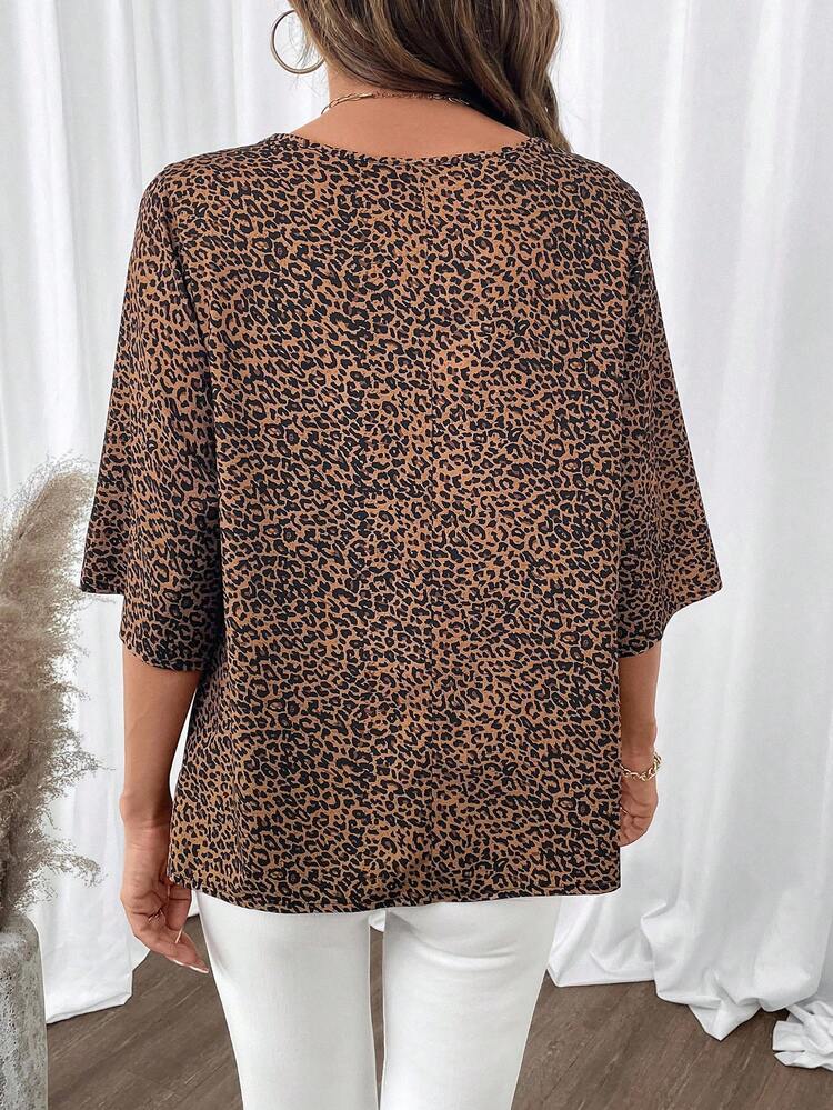 Damska bluzka z nadrukiem w panterkę, dekoltem w serek, guzikami i luźnym, modnym rękawem 3/4