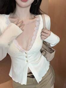 DAZY Camiseta informal de mujer con botones delanteros, mangas largas y parches de encaje