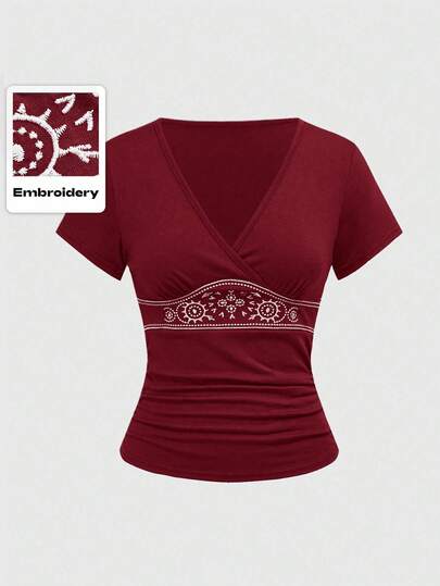 Hippie T-shirt à manches courtes à taille élastique avec broderie florale vintage pour femmes, convient pour l'été, la plage, les fêtes, les festivals de musique, le style bohème