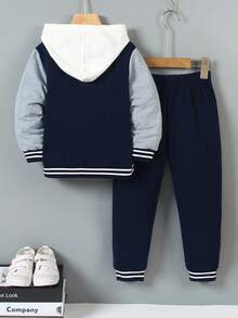 SHEIN 小男孩两件套，黑色针织毛衣，白色撞色袖子和大号字母 N 印花，搭配同色字母印花运动裤，衣领、袖口、下摆和脚踝处有罗纹饰边，松紧腰身，穿着舒适，休闲运动风格，适合春秋季日常穿着、上学、旅行 - 寶藍色 - 查看 2