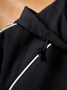 Manfinity Campus Court 时尚男士立领连帽户外防风夹克，侧边条纹，字母印花，复古做旧风格，秋季必备 - 黑色 - 查看 5