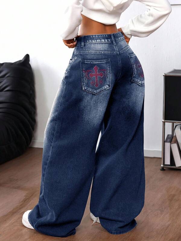 SHEIN SXY Jeans de pierna ancha de talla grande con lavado, bordado cruzado y decoración de rhinestones