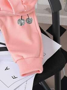 SHEIN Playful Pals Conjunto de sudadera con capucha de manga larga con estampado de cerezas, cómodo y versátil, adecuado para otoño/invierno/primavera. Ligero y cómodo, ideal para capas de otoño, uso casual de moda, vuelta al colegio, reuniones, picnics al aire libre, fotografía callejera, campus, festivales, regalos - Rosa - Ver 6