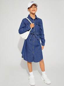 Radiana 青少年女孩休闲翻盖细节纽扣前系带长袖衬衫牛仔连衣裙，青少年女孩秋季服装返校装 - 中等水洗藍 - 查看 2