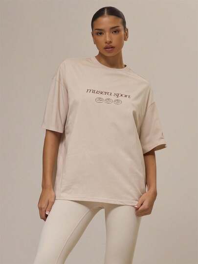 Musera Sport Camiseta de manga curta com estampa gráfica grande, esportiva e de treino, outono/outono, camiseta fofa com estampa de redemoinho de canela