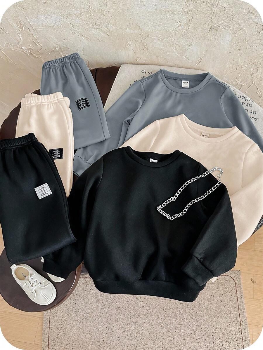 SHEIN 6 件套年轻男孩休闲圆领运动衫和刺绣运动裤，极具吸引力的服装，包括 1 条金属项链配饰，适合户外玩耍、街头风格、派对、返校、生日、迎婴派对、节日、秋冬、羊毛、加厚 - 杏色 - 查看 1