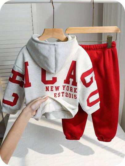 SHEIN Conjunto de 2 peças de moletom com capuz e calça de cintura elástica, estilo coreano casual, folgado, grande, com letras gráficas, para meninos, adequado para outono/primavera, brincadeiras ao ar livre, escola, estilo urbano, festas e lazer, forrado com lã, tecido grosso