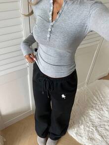 SHEIN EZwear Pantalones deportivos informales con estampado de logo de caballo pequeño, cintura con cordón, estilo universitario, apropiados para la temporada escolar y uso diario