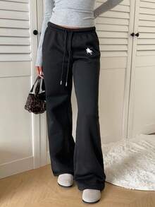 SHEIN EZwear Pantalones deportivos informales con estampado de logo de caballo pequeño, cintura con cordón, estilo universitario, apropiados para la temporada escolar y uso diario