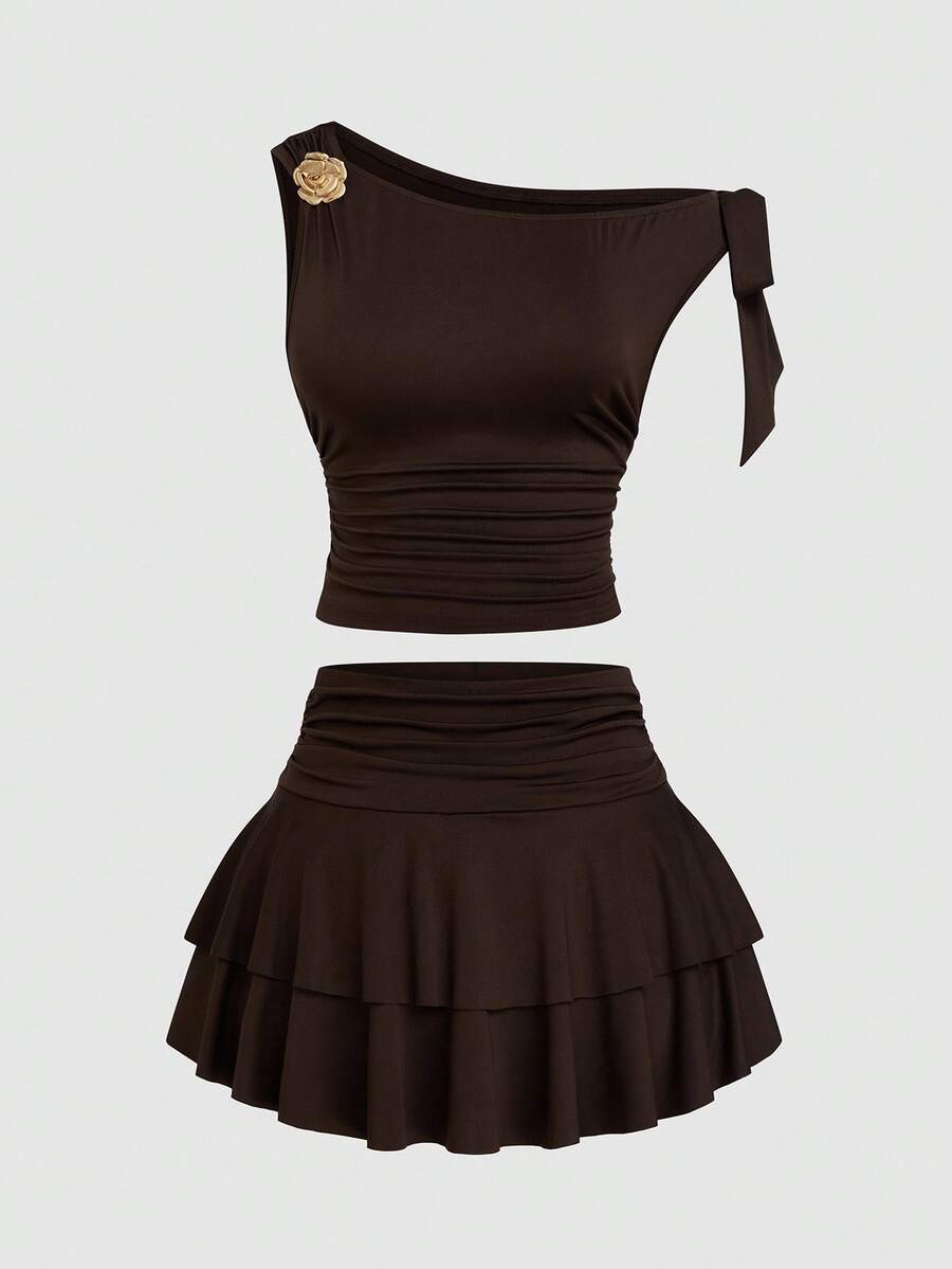 Sweetra Bộ váy hai mảnh tối giản không tay xếp ly eo kim loại màu nâu, trang trí vai bất đối xứng cỡ lớn - màu nâu - Xem 1