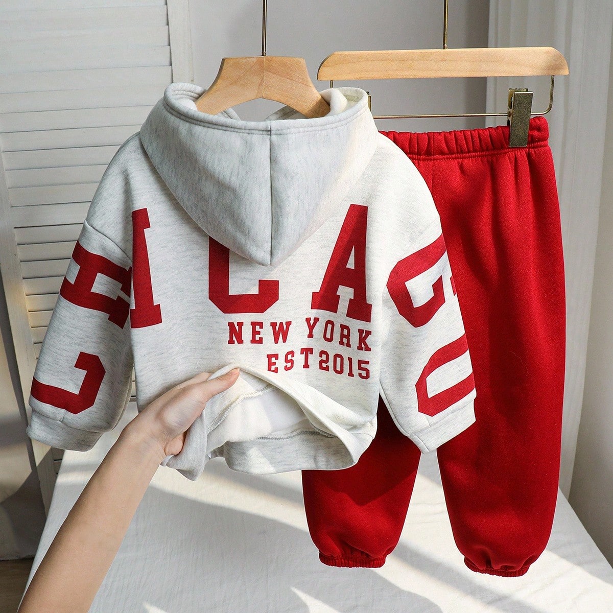 Set de 2 piezas de sudadera con capucha y pantalones de estilo coreano casual para niño pequeño, de corte holgado con gráfico de letras y cintura e