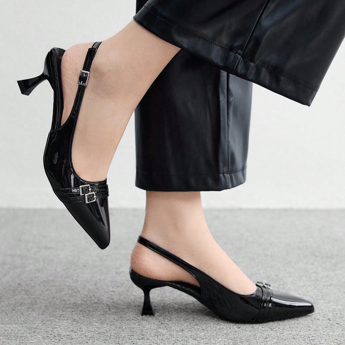 Zapatos de tacón de aguja de tacón de gatito con correa trasera negra, versátiles y apropiados para el uso diario y el trayecto al trabajo