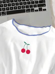 少女睡衣套装，包括一件甜美樱桃印花白色T恤，饰有撞色蓝色荷叶边，宽松版型，通体樱桃印花蓝色长裤，裤脚饰有荷叶边，长袖家居服。 - 白色 - 查看 6