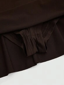 Sweetra Bộ váy hai mảnh tối giản không tay xếp ly eo kim loại màu nâu, trang trí vai bất đối xứng cỡ lớn - màu nâu - Xem 6