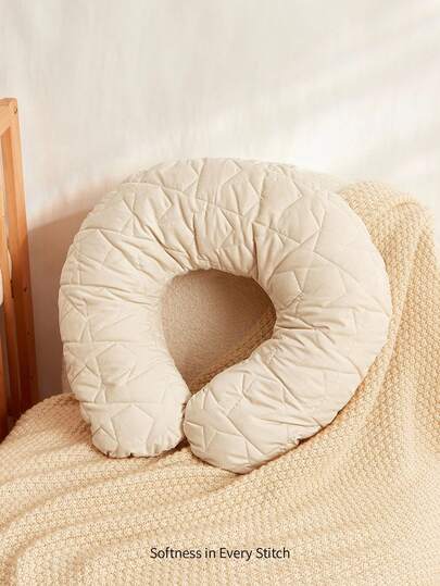 Cozy Pixies 1个柔软舒适的星形绗缝哺乳枕，有助于支撑和保护母乳喂养。