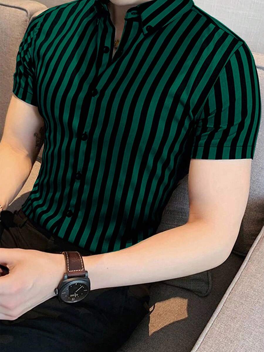 Manfinity Homme 条纹印花前扣休闲短袖衬衫,夏季 - 綠色 - 查看 1