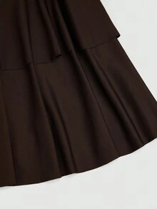 Sweetra Bộ váy hai mảnh tối giản không tay xếp ly eo kim loại màu nâu, trang trí vai bất đối xứng cỡ lớn - màu nâu - Xem 3