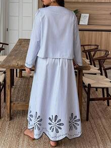 Weeklong Ensemble 2 pièces grande taille pour femmes, chemise à ourlet ondulé rayé et jupe évasée. Effet amincissant, automne/hiver - Bleu et Blanc - Voir 2