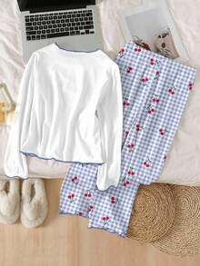 少女睡衣套装，包括一件甜美樱桃印花白色T恤，饰有撞色蓝色荷叶边，宽松版型，通体樱桃印花蓝色长裤，裤脚饰有荷叶边，长袖家居服。 - 白色 - 查看 2