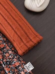 SHEIN 冬季服装、冬季套装、女婴冬季服装、秋季服装、万圣节、万圣节服装、圣诞节服装、女婴休闲碎花长袖罗纹针织连衣裙、女婴秋季焦橙色连衣裙、女婴秋季连衣裙、橙色碎花连衣裙、杏色女婴复古泡泡袖连衣裙 - 彩色 - 查看 4