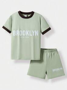 SHEIN Explorewe 2 Stück/Set Mädchen Lässig Schuloutfit, bequemer minimalistischer Cartoon Englisch Muster Farbblock Rollkragen Kurzarm T-Shirt und Sport Shorts Set, geeignet für den täglichen Sommertrag - Grün - Übersicht 1