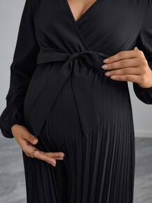 Momance 孕妇纯色交叉V领灯笼袖打结腰部褶皱阔腿宽松优雅连体裤 - 黑色 - 查看 4