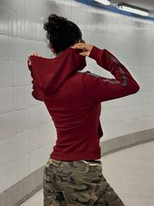 StreetHx Áo khoác nỉ trùm đầu có khóa kéo phong cách Mỹ cổ điển dành cho nữ - Màu Đỏ Sâu - Xem 2